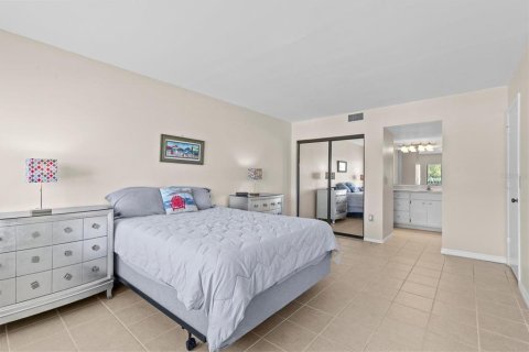 Condo in Tarpon Springs, Florida, 2 bedrooms  № 2386228 - photo 22
