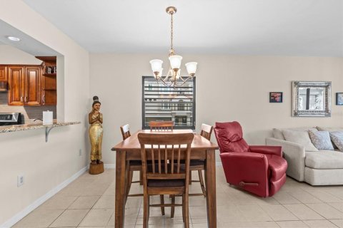 Condo in Tarpon Springs, Florida, 2 bedrooms  № 2386228 - photo 11