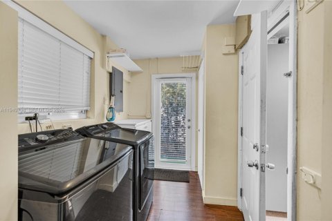 Купить виллу или дом в Корал-Гейблс, Флорида 3 спальни, 157.75м2, № 2005524 - фото 16