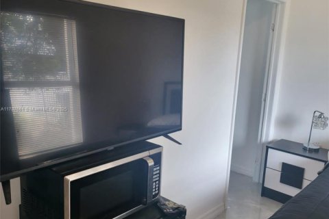 House in Miami, Florida 4 bedrooms, 113.81 sq.m. № 1980730 - photo 14