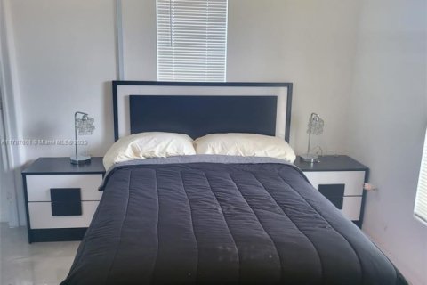 House in Miami, Florida 4 bedrooms, 113.81 sq.m. № 1980730 - photo 15