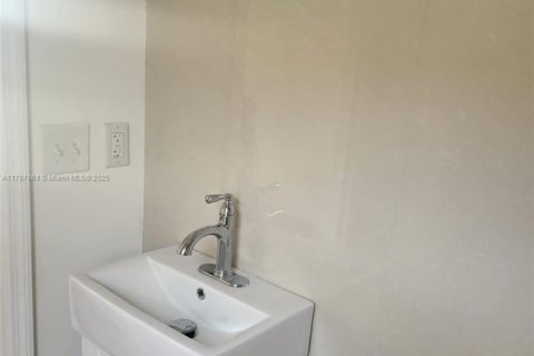 House in Miami, Florida 4 bedrooms, 113.81 sq.m. № 1980730 - photo 12