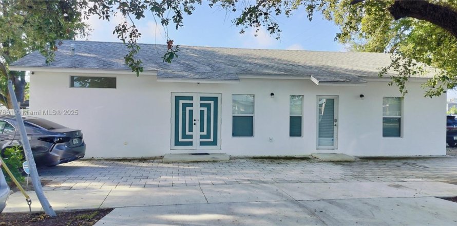 House in Miami, Florida 4 bedrooms, 113.81 sq.m. № 1980730
