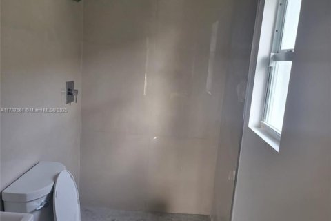 House in Miami, Florida 4 bedrooms, 113.81 sq.m. № 1980730 - photo 13