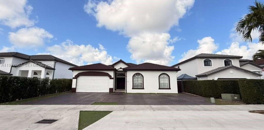 House in Miami, Florida 4 bedrooms, 170.85 sq.m. № 2041868