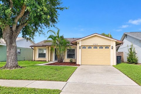 House in Brandon, Florida 3 bedrooms, 107.95 sq.m. № 2377996