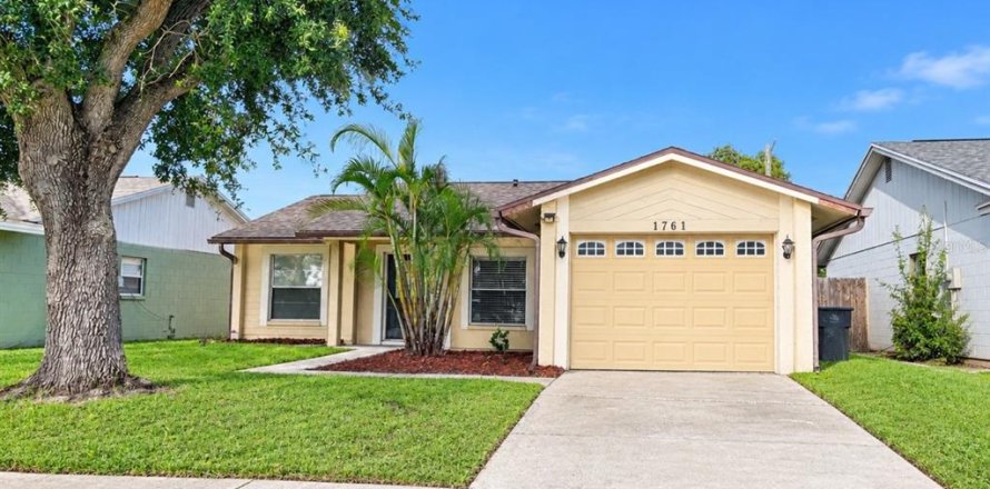 House in Brandon, Florida 3 bedrooms, 107.95 sq.m. № 2377996