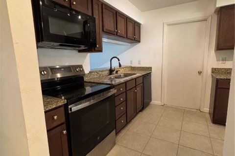 House in Brandon, Florida 3 bedrooms, 107.95 sq.m. № 2377996 - photo 6