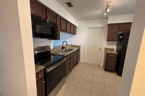 House in Brandon, Florida 3 bedrooms, 107.95 sq.m. № 2377996 - photo 5