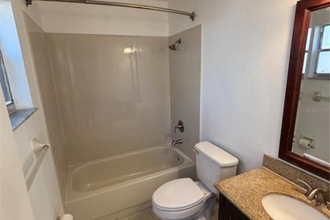 House in Brandon, Florida 3 bedrooms, 107.95 sq.m. № 2377996 - photo 18