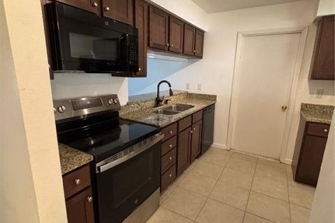 House in Brandon, Florida 3 bedrooms, 107.95 sq.m. № 2377996 - photo 4