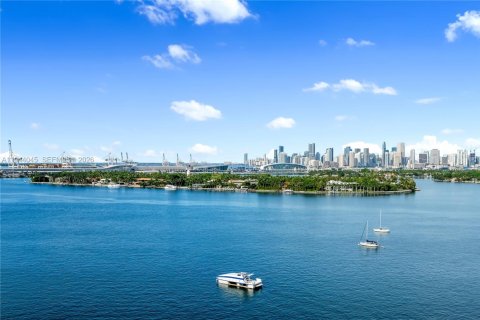 Condo in Miami Beach, Florida  № 2000864 - photo 11