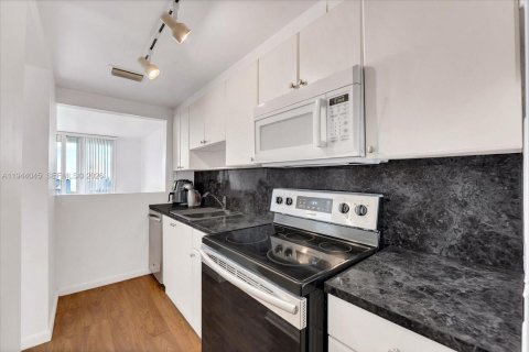 Condo in Miami Beach, Florida  № 2000864 - photo 4