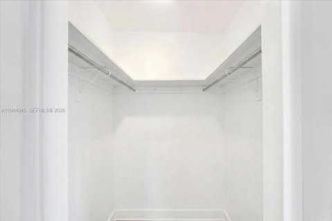 Condo in Miami Beach, Florida  № 2000864 - photo 7