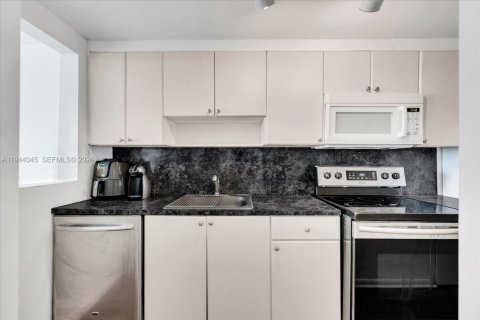 Condo in Miami Beach, Florida  № 2000864 - photo 3