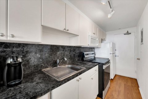 Condo in Miami Beach, Florida  № 2000864 - photo 5