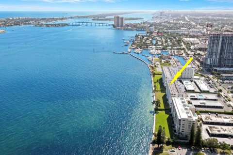 Condominio en venta en Lake Park, Florida, 2 dormitorios, 122.26 m2 № 819126 - foto 1