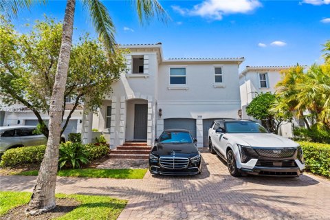 House in Aventura, Florida 5 bedrooms, 273.97 sq.m. № 2076077