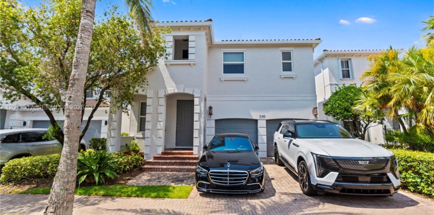 House in Aventura, Florida 5 bedrooms, 273.97 sq.m. № 2076077