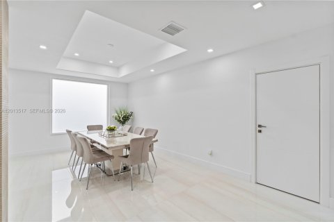 House in Aventura, Florida 5 bedrooms, 273.97 sq.m. № 2076077 - photo 7