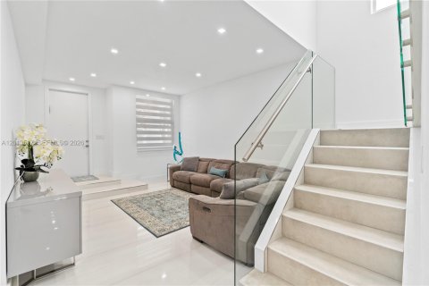 House in Aventura, Florida 5 bedrooms, 273.97 sq.m. № 2076077 - photo 9
