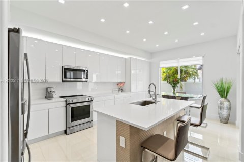 House in Aventura, Florida 5 bedrooms, 273.97 sq.m. № 2076077 - photo 3
