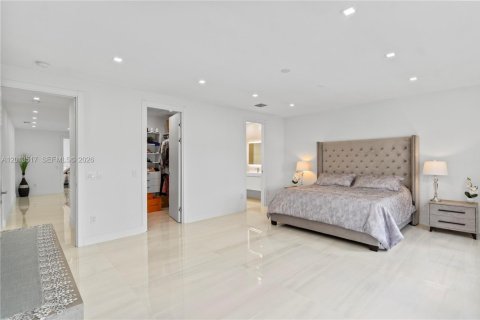 House in Aventura, Florida 5 bedrooms, 273.97 sq.m. № 2076077 - photo 10