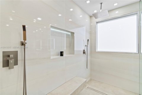 House in Aventura, Florida 5 bedrooms, 273.97 sq.m. № 2076077 - photo 16