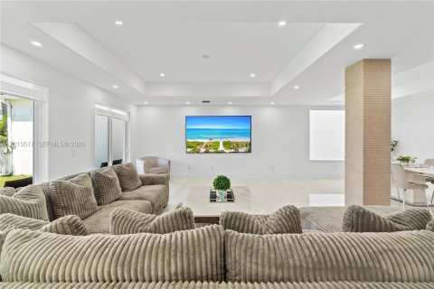 House in Aventura, Florida 5 bedrooms, 273.97 sq.m. № 2076077 - photo 6