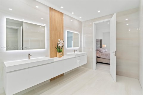 House in Aventura, Florida 5 bedrooms, 273.97 sq.m. № 2076077 - photo 15
