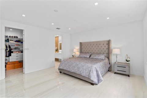 House in Aventura, Florida 5 bedrooms, 273.97 sq.m. № 2076077 - photo 11