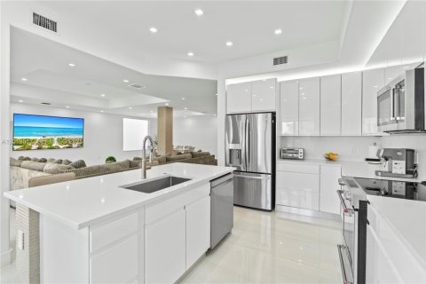 House in Aventura, Florida 5 bedrooms, 273.97 sq.m. № 2076077 - photo 2