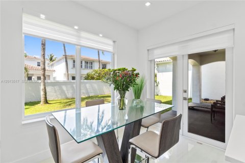 House in Aventura, Florida 5 bedrooms, 273.97 sq.m. № 2076077 - photo 8