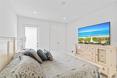 House in Aventura, Florida 5 bedrooms, 273.97 sq.m. № 2076077 - photo 23