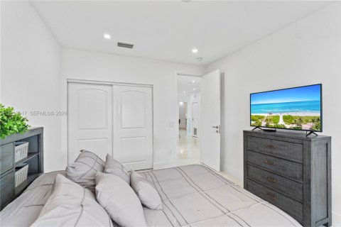 House in Aventura, Florida 5 bedrooms, 273.97 sq.m. № 2076077 - photo 20