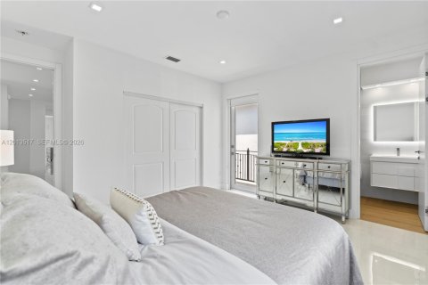 House in Aventura, Florida 5 bedrooms, 273.97 sq.m. № 2076077 - photo 26