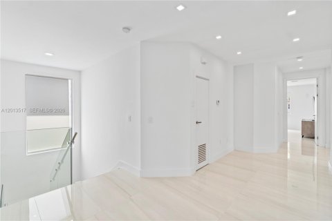 House in Aventura, Florida 5 bedrooms, 273.97 sq.m. № 2076077 - photo 18