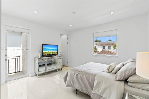 House in Aventura, Florida 5 bedrooms, 273.97 sq.m. № 2076077 - photo 27