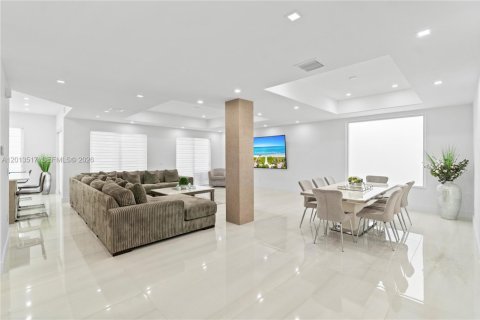 House in Aventura, Florida 5 bedrooms, 273.97 sq.m. № 2076077 - photo 4