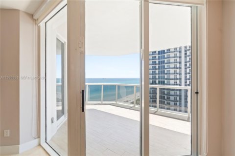 Condominio en alquiler en Miami Beach, Florida, 2 dormitorios, 144 m2 № 1995176 - foto 11
