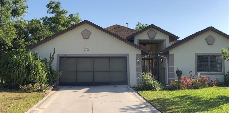 House in Leesburg, Florida 3 bedrooms, 220.09 sq.m. № 1644315