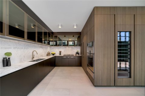 Copropriété à vendre à Surfside, Floride: 3 chambres, 291.34 m2 № 2088540 - photo 19