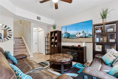 Townhouse in Dania Beach, Florida 2 bedrooms, 102.19 sq.m. № 1863820 - photo 3