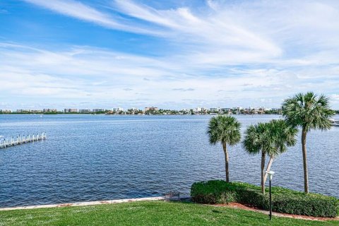 Condo in Lantana, Florida, 2 bedrooms  № 1182486 - photo 1