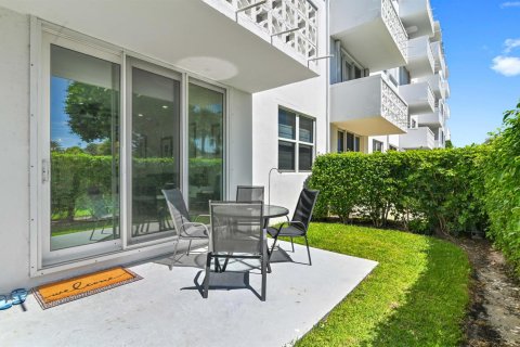 Condo in Palm Beach, Florida, 1 bedroom  № 2184146 - photo 10