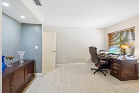 Villa ou maison à vendre à Miami, Floride: 4 chambres № 1492356 - photo 18