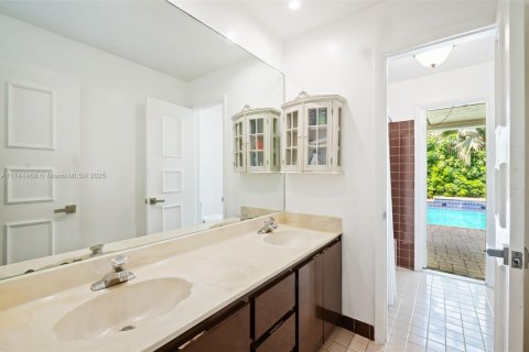 Villa ou maison à vendre à Miami, Floride: 4 chambres № 1492356 - photo 19