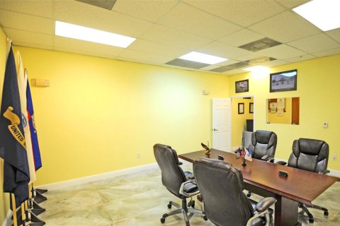 Oficina en alquiler en Hialeah, Florida № 944995 - foto 1