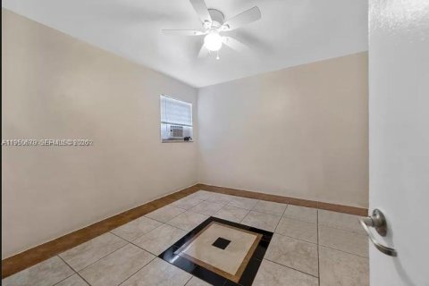 House in Miami, Florida 2 bedrooms, 271.27 sq.m. № 2153103 - photo 6