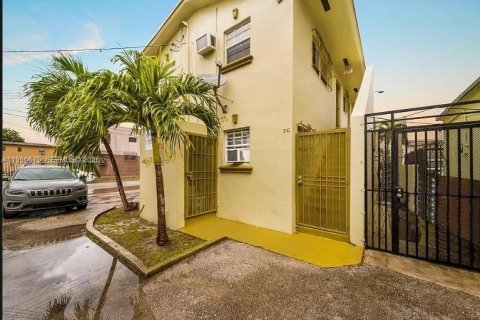 House in Miami, Florida 2 bedrooms, 271.27 sq.m. № 2153103 - photo 4